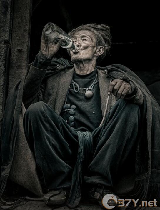 抖音彝族老人在门口独自喝酒高清图片